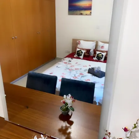 Larnaca Beach Apartment * לרנקה