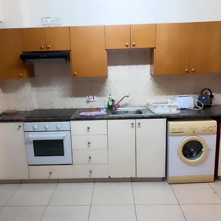 Larnaca Beach Apartment * לרנקה